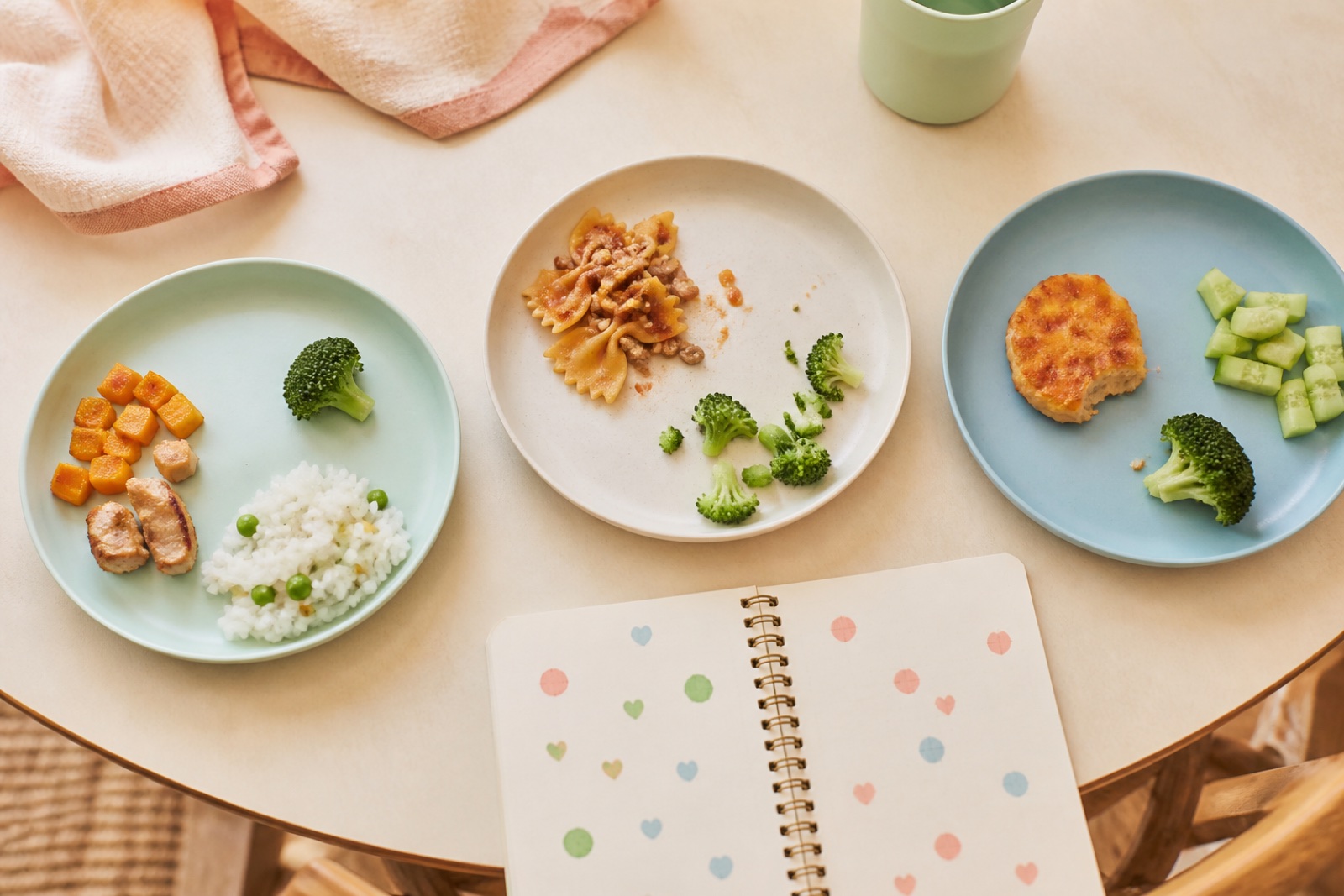 Три приёма пищи малыша: брокколи осталась нетронутой, была отодвинута и наконец попробована рядом с привычной едой